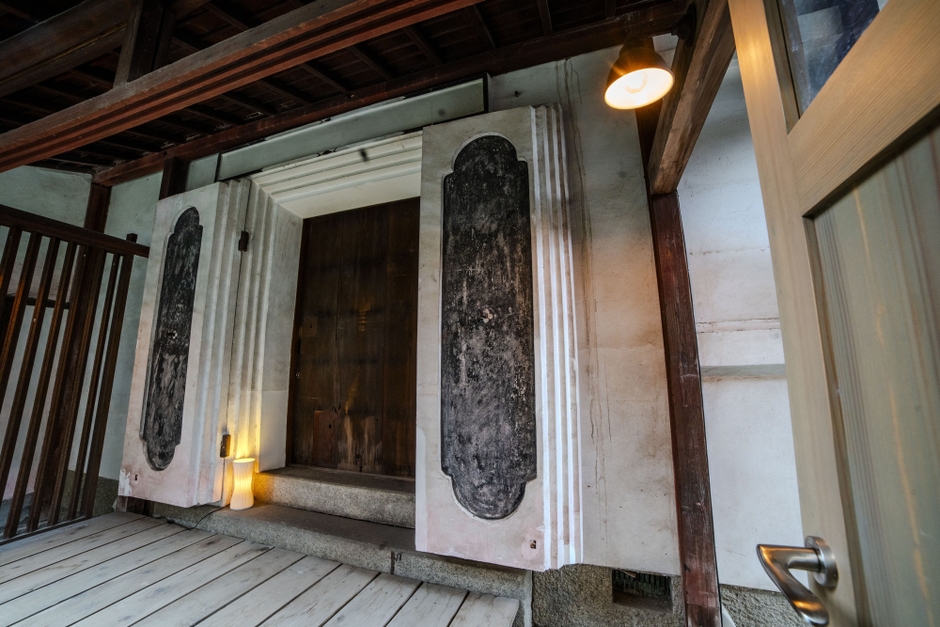 客室は、100年以上に渡り大切なものを守ってきた「土蔵」を改装。重厚かつ静かな空間で、極上の睡眠体験を