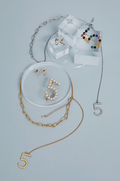 ネックレス　各￥3,410税込・ピアス　各￥3,410税込・ブローチ　各￥3,960税込