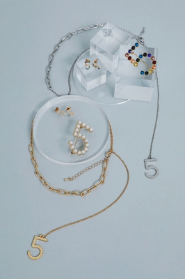 ネックレス 各¥3,410税込・ピアス 各¥3,410税込・ブローチ 各¥3,960税込