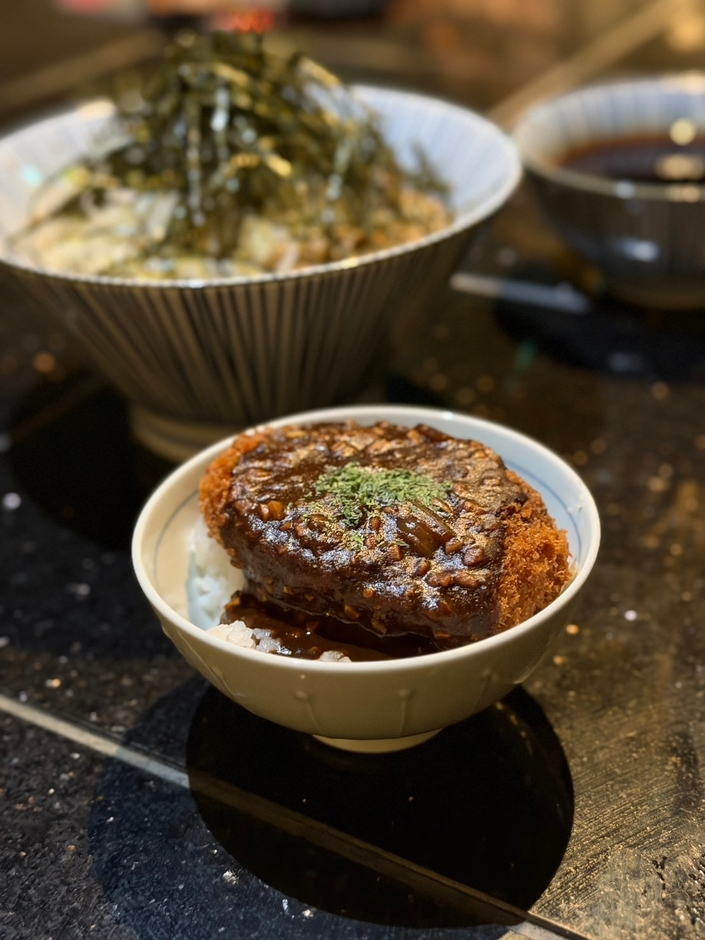 パンチのある濃厚カレーがかかるメンチ丼