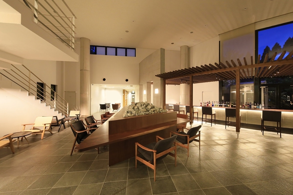 朝と夜で違う姿を見せる＜バーラウンジ＞