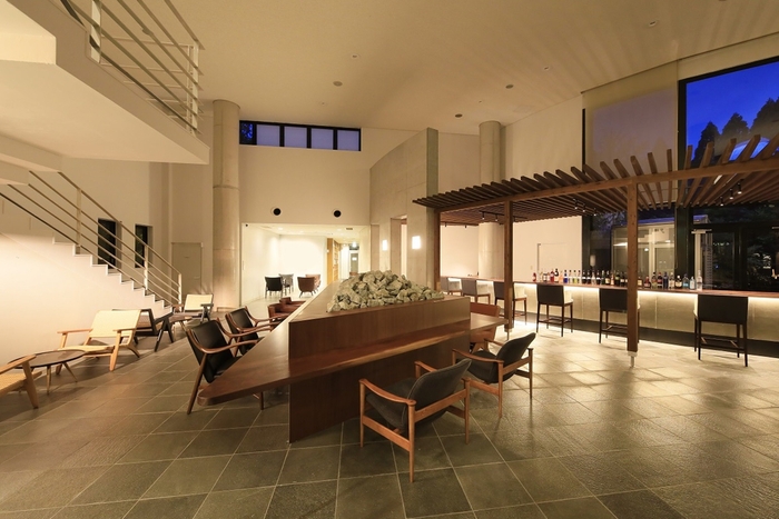 朝と夜で違う姿を見せる<バーラウンジ>