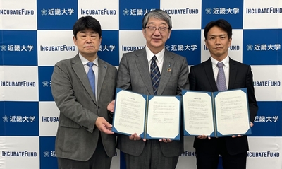 近畿大学大学院部長 松本 和也（左）、近畿大学学長 細井 美彦（中央）、インキュベイトファンド株式会社代表 本間 真彦（右）