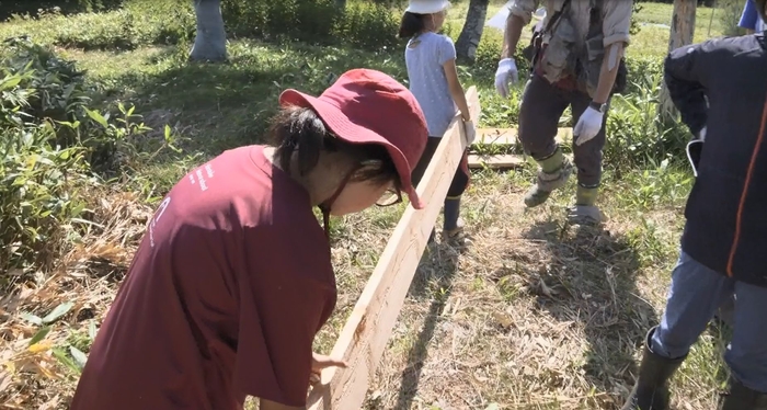 子どもたちが自ら木材を運びます