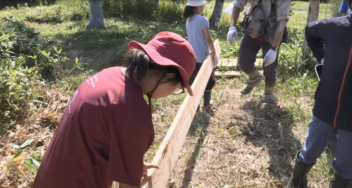 子どもたちが自ら木材を運びます