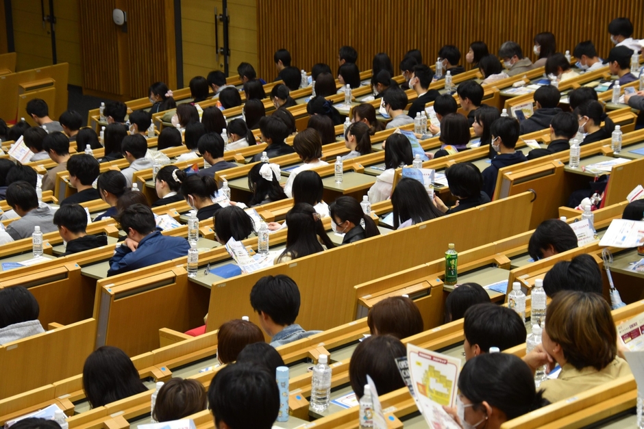 大学紹介などを熱心に聴く参加者