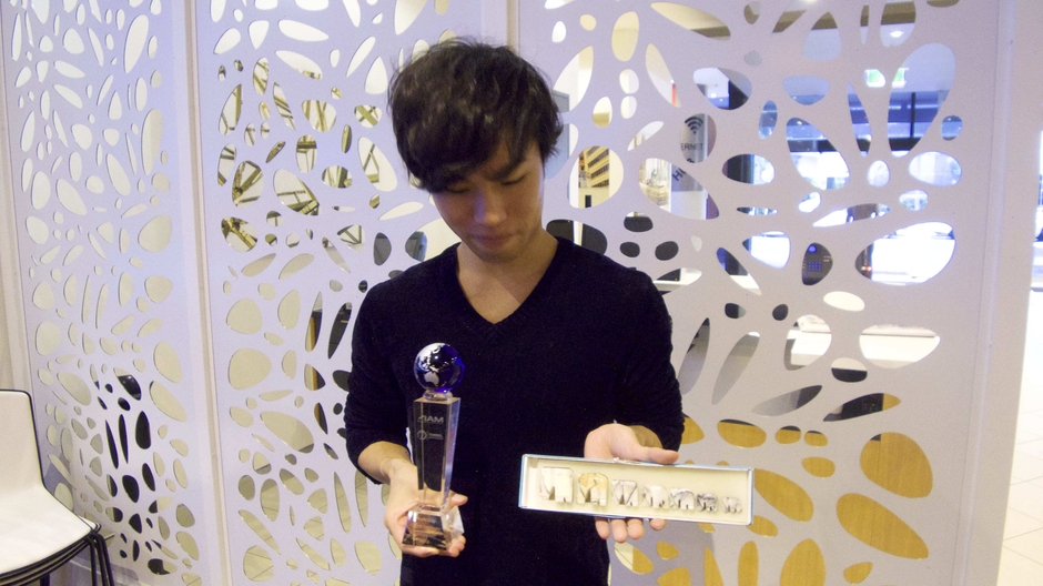 優勝トロフィーと大野 元郎