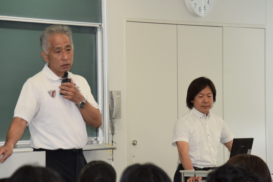 佐藤特任教授を紹介する梅田教授（左）