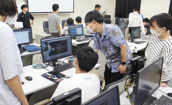 緊張感に包まれた仕上げの作業