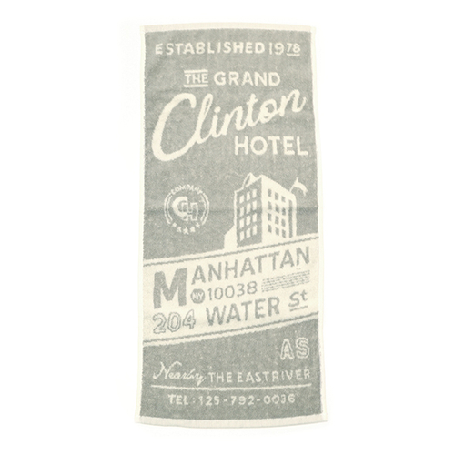 「フェイスタオル Hotel」価格：429円／サイズ：W34×H74cm／架空のホテルのポスターをイメージしたフェイスタオル。