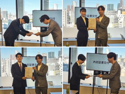 代表取締役の筧から内定者4名へ内定証書を授与