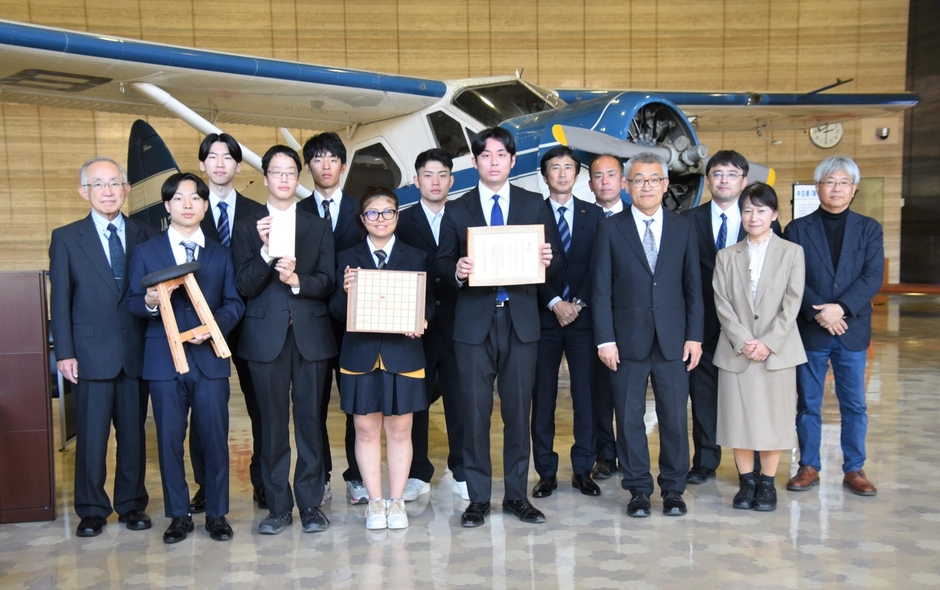 収益を寄託した伊藤ゼミの学生や名古屋聾学校の生徒ら