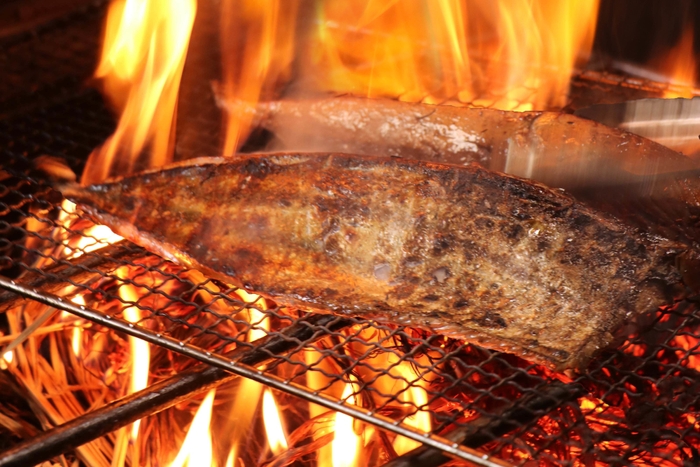 北陸食材も豪快に炙って藁焼きタタキに！