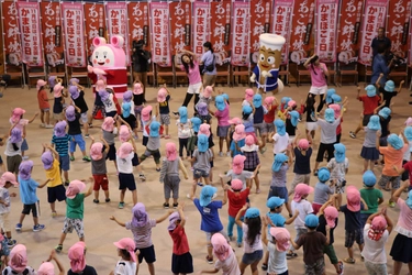 島根県の幼稚園・保育園児300人が かまぼこ体操とクイズで楽しく食育！ かまぼこの普及啓発と健康促進を目的にイベント開催