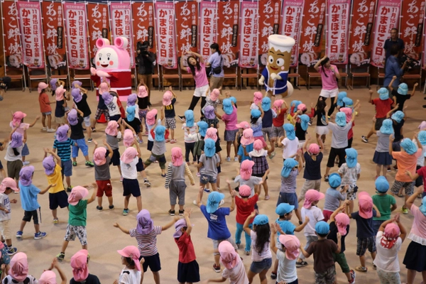島根県の幼稚園・保育園児300人が かまぼこ体操とクイズで楽しく食育！ かまぼこの普及啓発と健康促進を目的にイベント開催