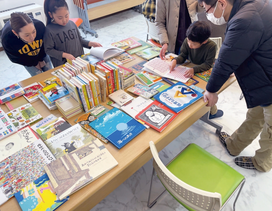 【子ども文庫助成事業】「子どもの本100冊助成」受領団体の図書お披露目会の様子(朝里川あじさい町会　あじさい文庫／北海道)