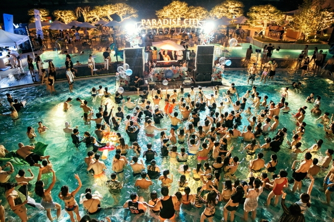 プールパーティーの様子