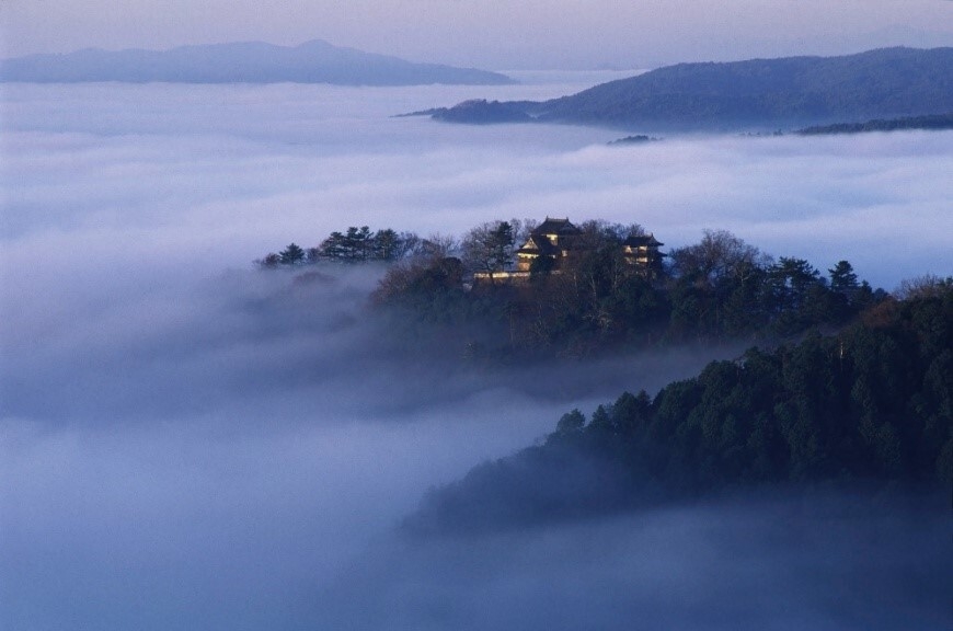 高梁市(雲海に浮かぶ備中松山城)