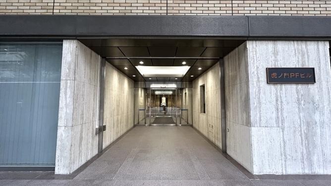 虎ノ門ヒルズ駅A1b出口から徒歩4分