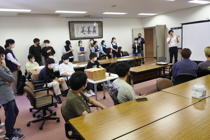 附属図書館で手話も交えて合同授業