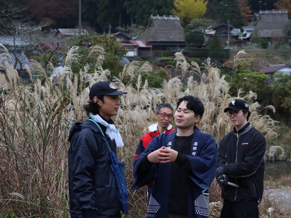 地域住民と一緒に茅を刈り、音楽や食、交流も楽しみながら、茅場を五感で体験する「カヤ・キャン美山」2