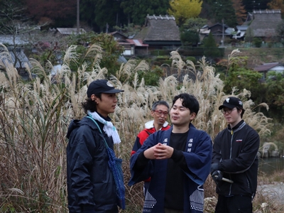 地域住民と一緒に茅を刈り、音楽や食、交流も楽しみながら、茅場を五感で体験する「カヤ・キャン美山」2