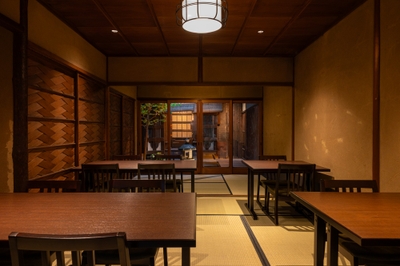 落ち着いた和の雰囲気を備えた「京都 肉のひろ重 八百屋」