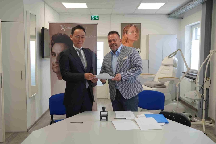 右：Dermaroller GmbH CEO M.Tomerius氏、左：株式会社Transparence 岩田 真人