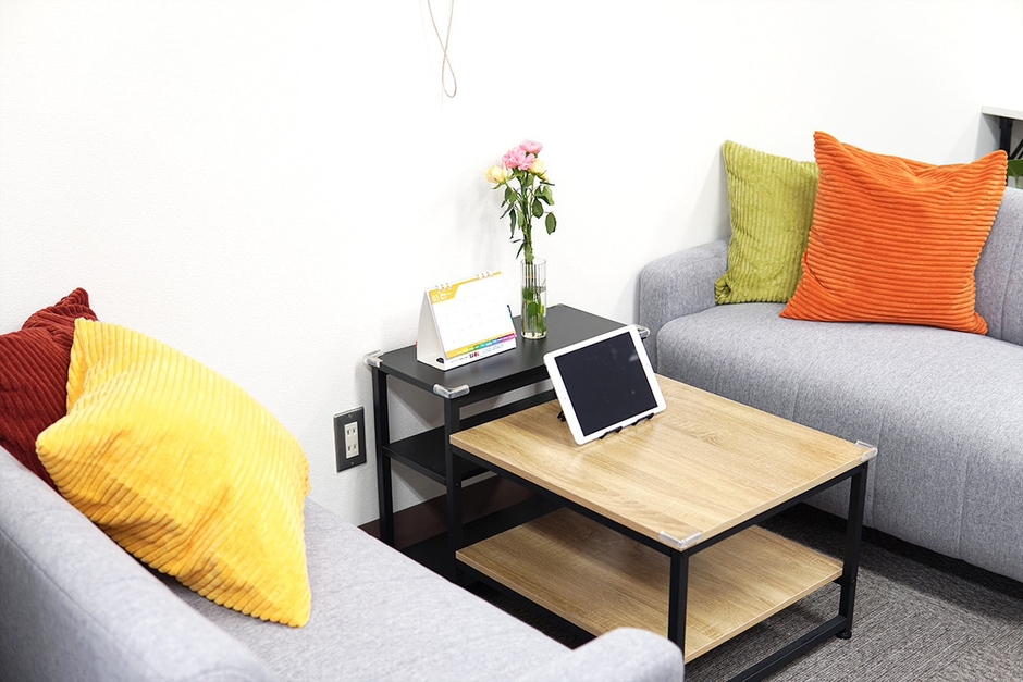 面談にも利用できる応接スペースを完備し、小休憩時にはリラックスして過ごせる環境を整えています。