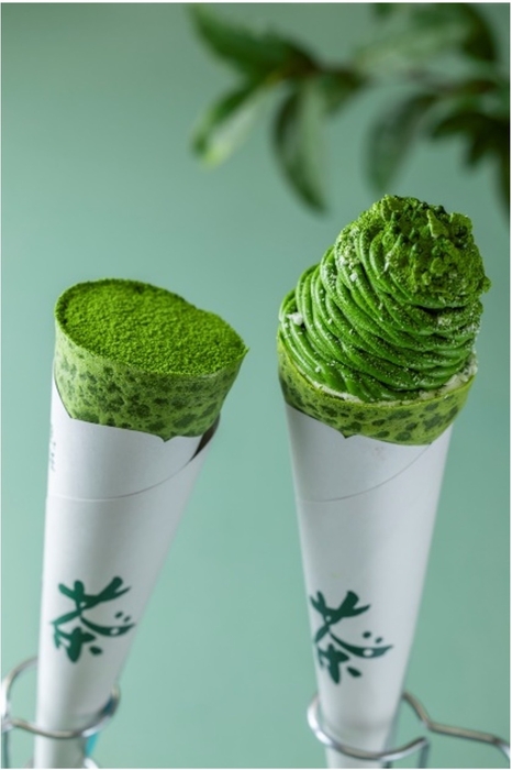 左から、冷やしお濃茶クレープ、冷やし富士山モンブランクレープ