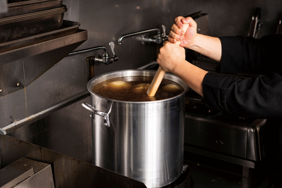 丸鶏・豚ガラ・魚介・野菜の旨味が融合したスープ