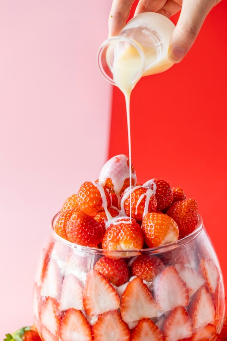 あふれる100粒いちごパフェ 9&#44;000円(2)