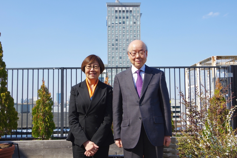 締結式の様子(左：Diana Khor 学校法人法政大学総長 、右：吉武 博通 学校法人東京家政学院理事長) 2