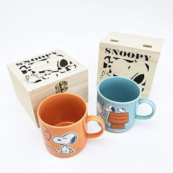 寒くなる時期のプレゼントに最適！木箱にスヌーピーの透かし彫りが入った、ギフト向けマグカップ。
