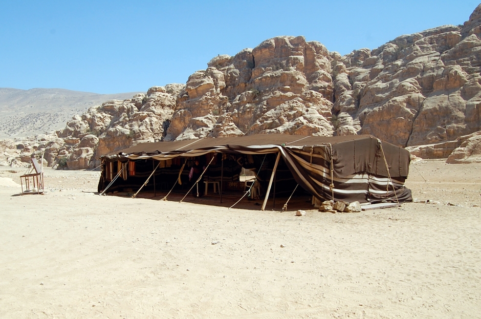 写真1 ベドウィンのテント(ヨルダン) ヨルダンの遊牧民ベドウィンは横長長方形のテントに居住してきた。現在では定住化政策により村落に住まうが、庭先にテントを立てている様子をしばしば目にした。