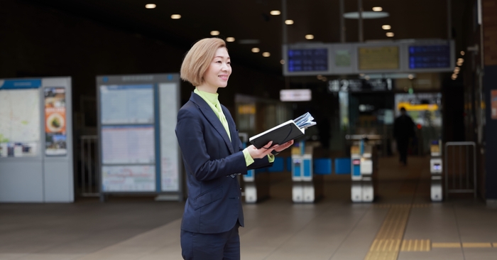 通勤しやすいか、本社との行き来や出張時などの利便性を調査する代表の篠田