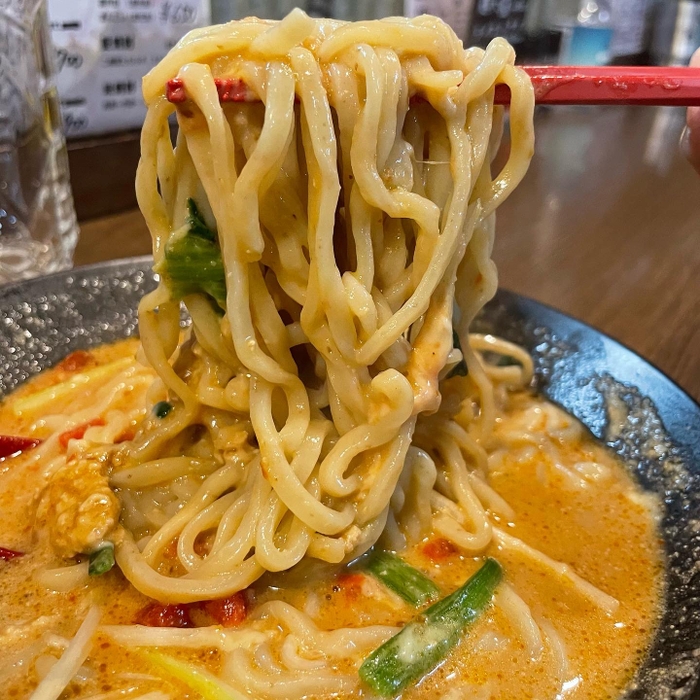 旨味を纏ったモチモチ太麺　