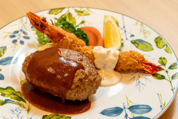 ▲『淡路牛至高ハンバーグ＆エビフライプレート』