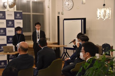 メンターから質問を受ける「HOURDIS」の中西さん(左)