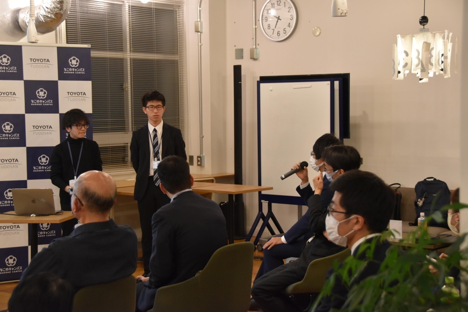 メンターから質問を受ける「HOURDIS」の中西さん(左)
