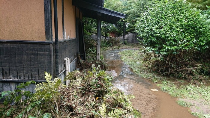 土砂にまみれた外構