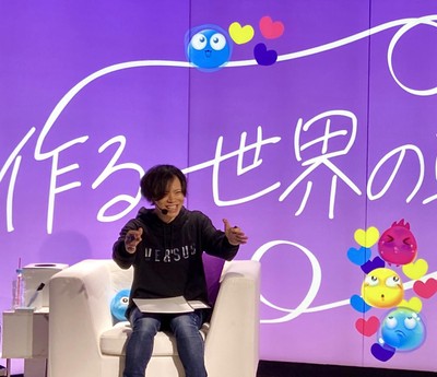 ゲストと楽しそうに話すDJエル(UpID:djyoshito)