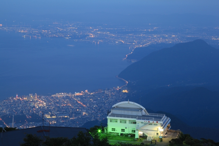 ＜鶴見岳よりの別府・大分方面の夜景＞