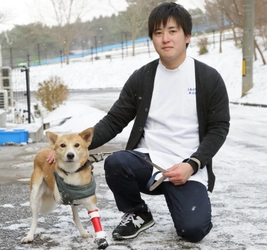 広島国際大学に通い、義肢装具士を目指す学生が犬用義足開発 　前脚を失った犬への装着・試歩行を2/14に保護施設で実施