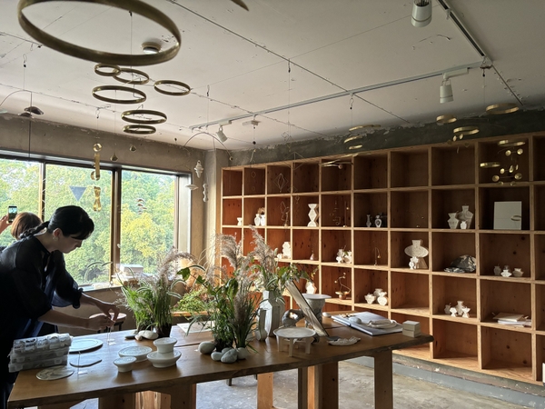 イメージ｜企画展の設営の様子（ギャラリー八角）