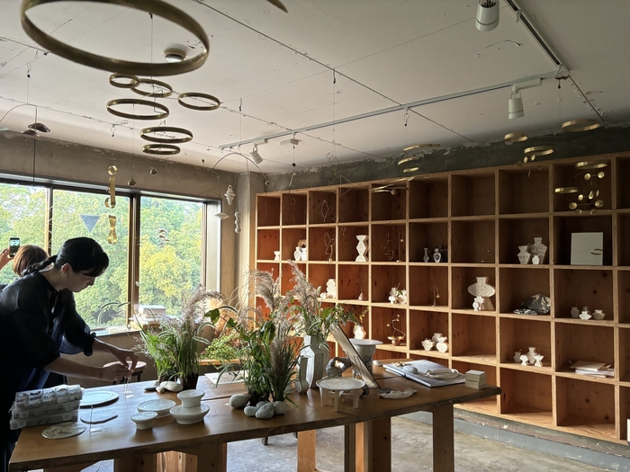 イメージ|企画展の設営の様子(ギャラリー八角)