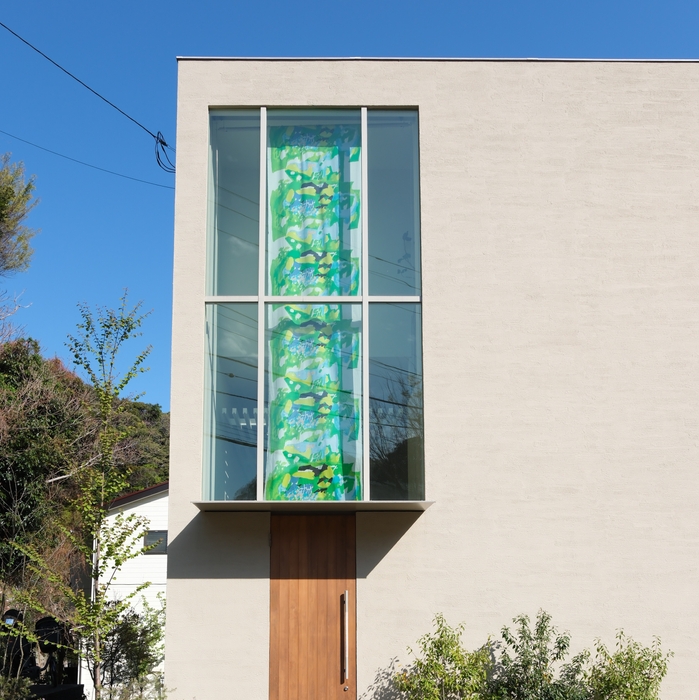 casa de panoの大窓に展示中の作品「おうちに帰ろう」