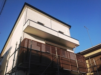 【納入事例レポート】あ、ここにも杉田エース！Vol.154東京府中市 新築住宅工事にて「エス・ウッドルーバー」をバルコニーの目隠しとして採用いただきました。