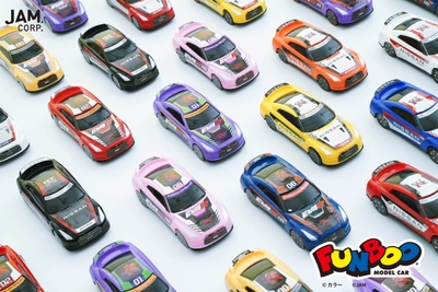 カスタムシール付きのミニカー『FUNBOO』