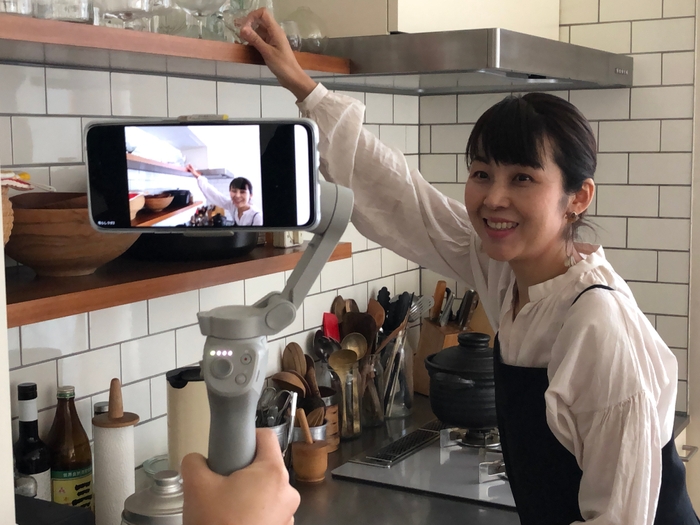 写真は、『UXD KURASHI LAB.』のイベントにゲストとしてご参加いただいたディスプレイデザイナー・インテリアスタイリスト みつま ともこ氏